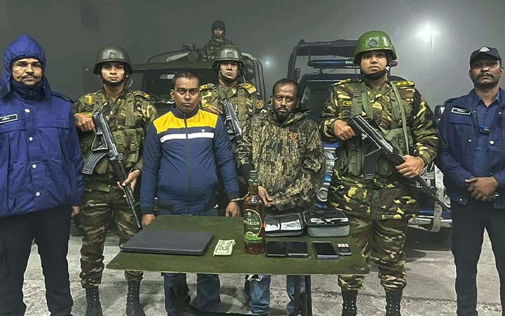 বরিশালে ড্রোন ও মদসহ আটক ২